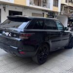 Coche aparcado sobre la acera en Vila