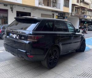 Coche aparcado sobre la acera en Vila