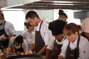 Cocineros en Casa Jondal. Fotograf&iacute;a de @daniel balda gastro