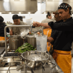Chef cocinando en el curso de IbizaPreservation.