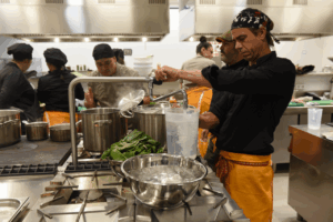 Chef cocinando en el curso de IbizaPreservation.