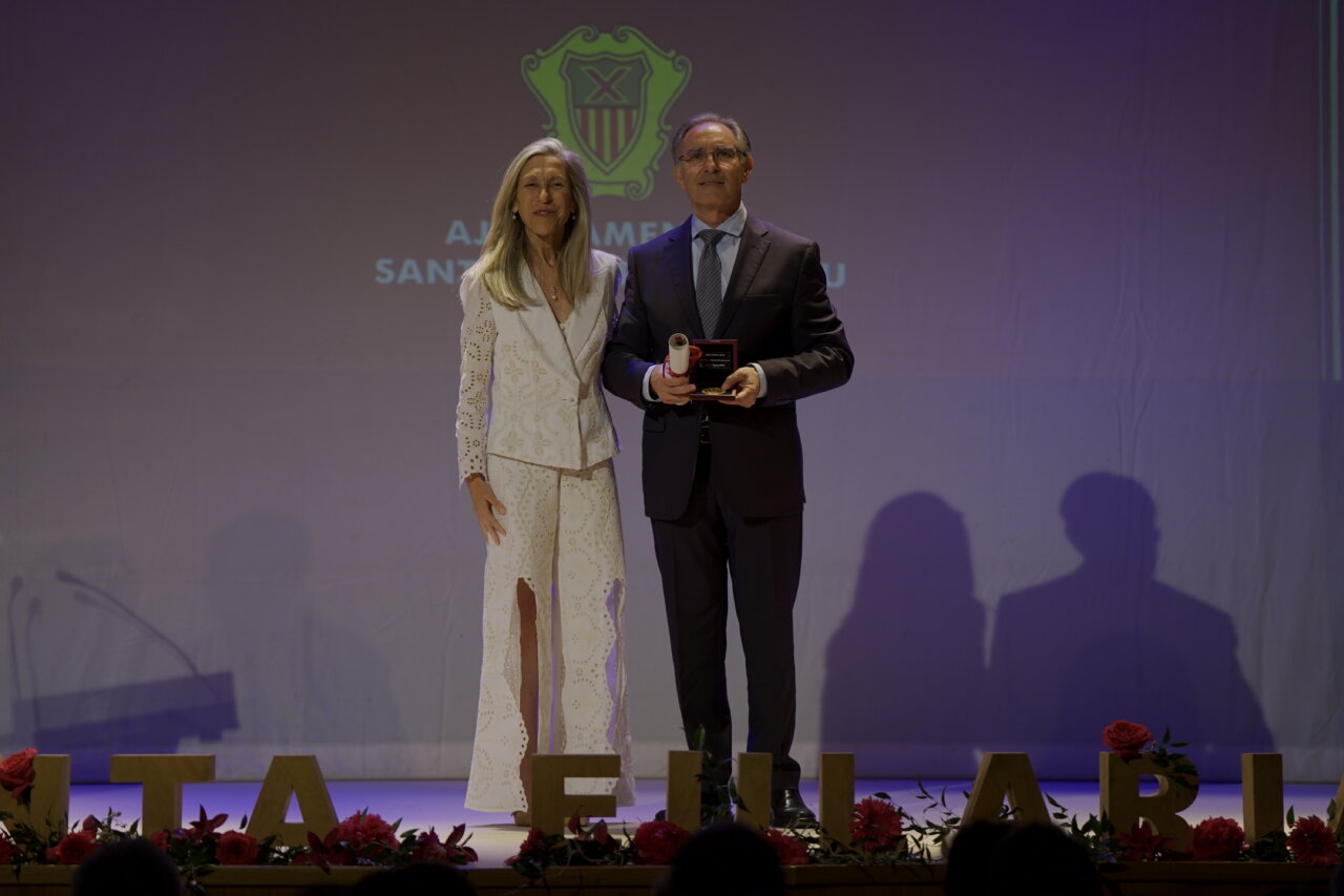 aume Ribas recibe la Medalla de Oro de Santa Eulària.