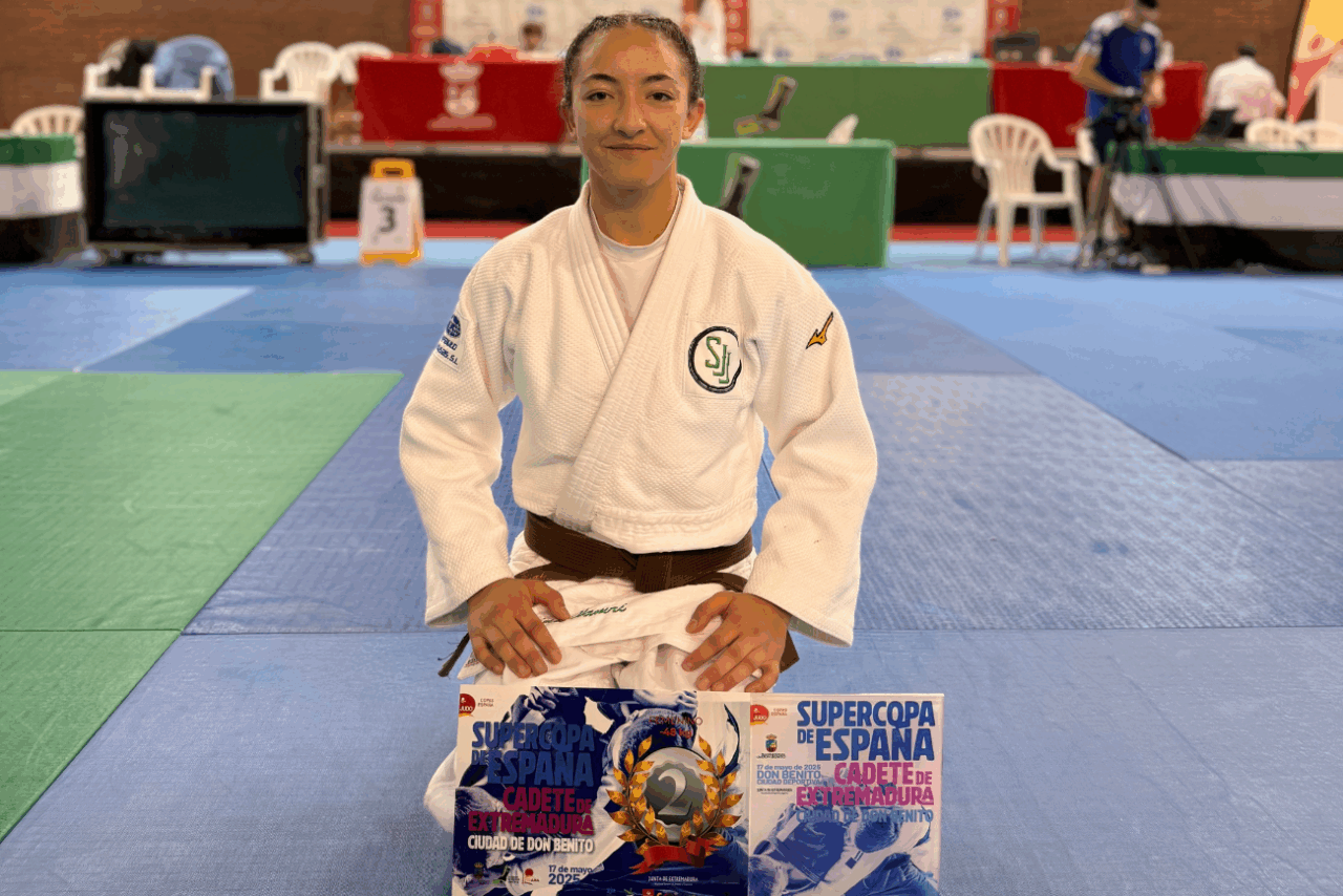 Dina Hamri posando con su distinción de plata (Foto Delegación de Judo Ibiza ) Dina Hamri posando con su distinción de plata (Foto Delegación de Judo Ibiza )