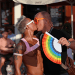Dos personas se besan en el Ibiza Gay Pride