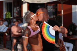 Dos personas se besan en el Ibiza Gay Pride