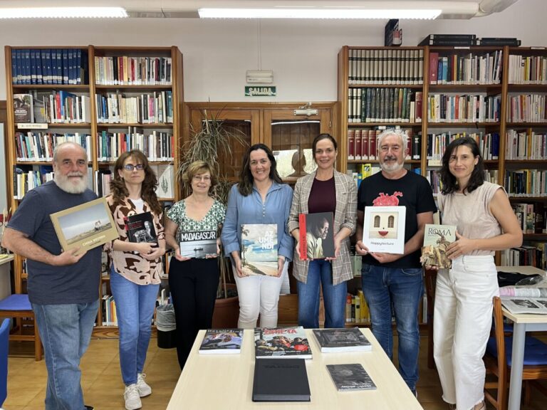 Entrega libros Sant Josep és (Foto Ayuntamiento de Sant Josep)