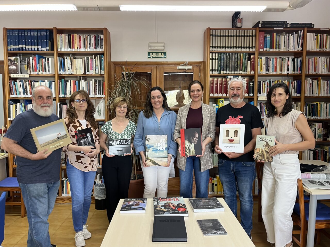 Entrega libros Sant Josep és (Foto Ayuntamiento de Sant Josep)