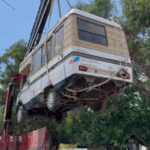 Grúa quitando caravana