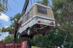 Gr&uacute;a quitando caravana