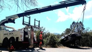 Gruas Ibiza rescantando al Uber