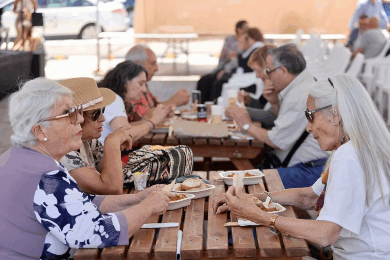 Grupo de mujeres participan de la 2ª Feria de la Patata Ibicenca Grupo de mujeres participan de la 2ª Feria de la Patata Ibicenca