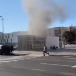 Humo en un aparcamiento frente al edifcio Cetis