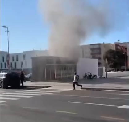 Humo en un aparcamiento frente al edifcio Cetis