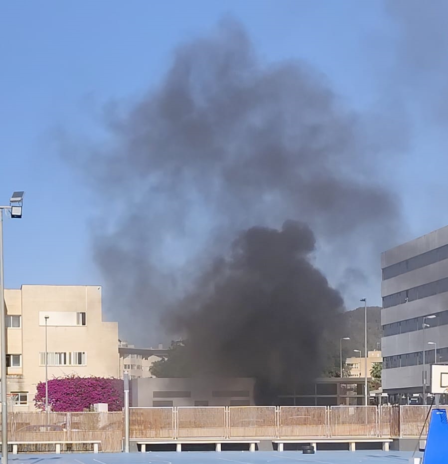 Humo en un aparcamiento frente al edifcio Cetis1