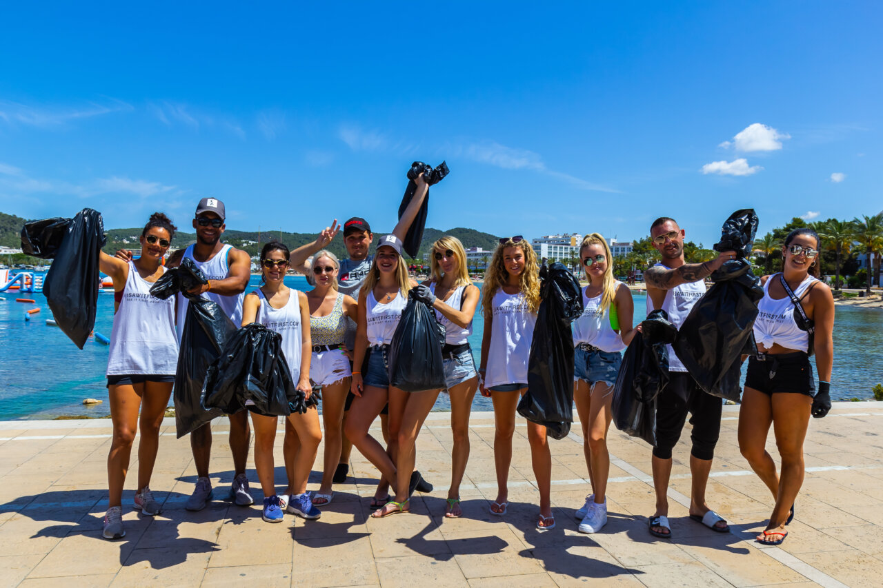 Foto de grupo de una anterior acción impulsada por OBeach Group.