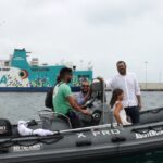 Una de las barcas del Govern a la asistencia del fondeo.