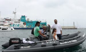 Una de las barcas del Govern a la asistencia del fondeo.