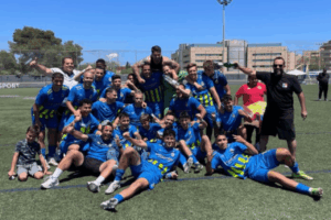 Inter Ibiza celebrando su ascenso (Foto Futbol Pitiuso)