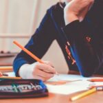 Joven escribiendo. Imagen ilustrativa.