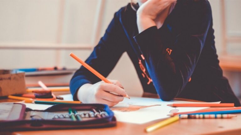 Joven escribiendo. Imagen ilustrativa.