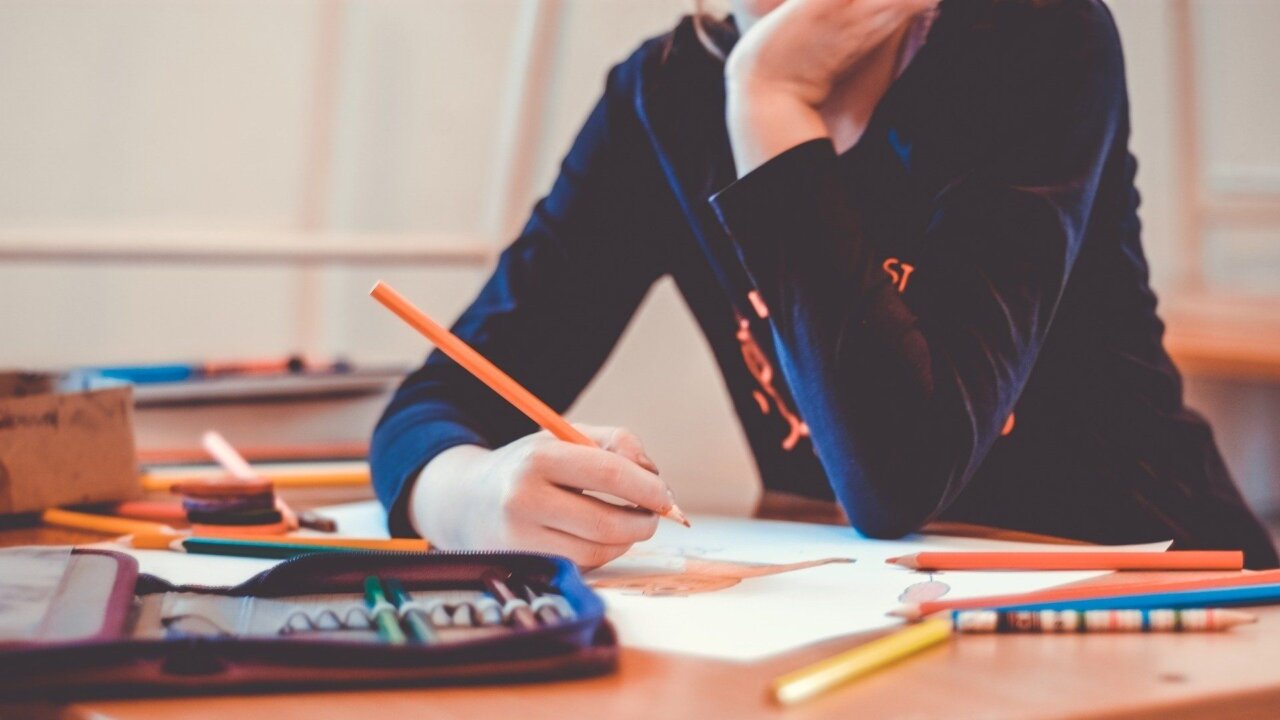 Joven escribiendo. Imagen ilustrativa.
