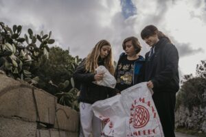 Jovenes recogiendo pl&aacute;stico. Fotograf&iacute;a de IbizaPreservation.org