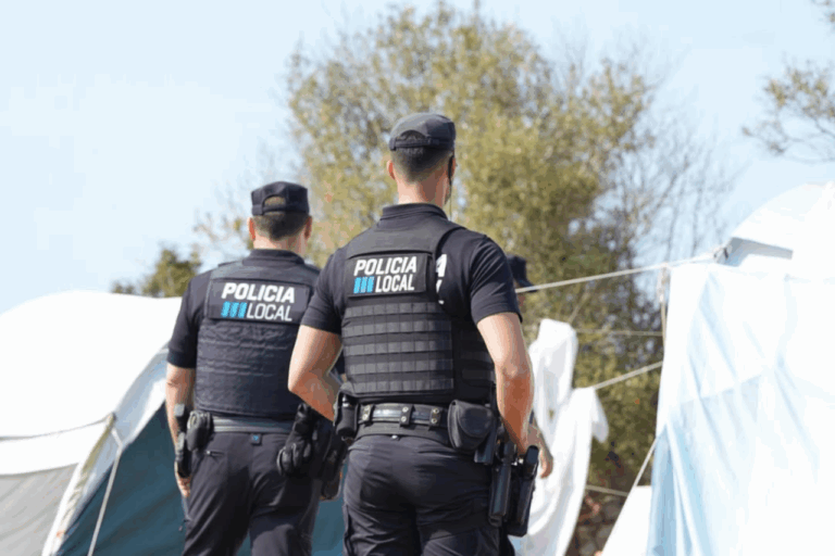 La Policía Local de Ibiza durante la intervención en el asentamiento (Foto @policiaeivissa)