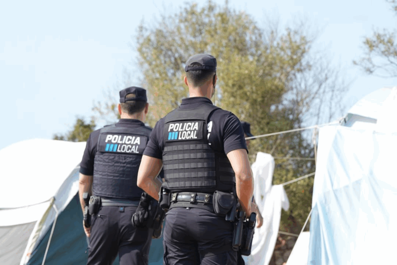 La Policía Local de Ibiza durante la intervención en el asentamiento (Foto @policiaeivissa)