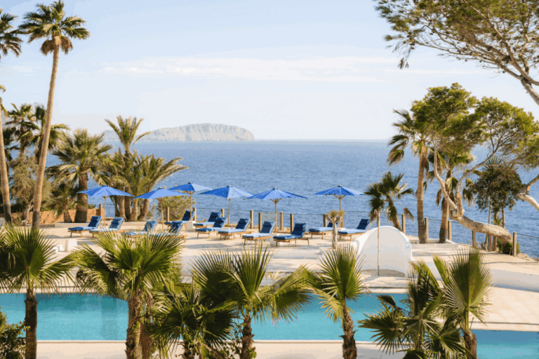 Las vistas de la zona de la piscina de ERGUS Style Punta Arabí (Foto FERGUS Group)