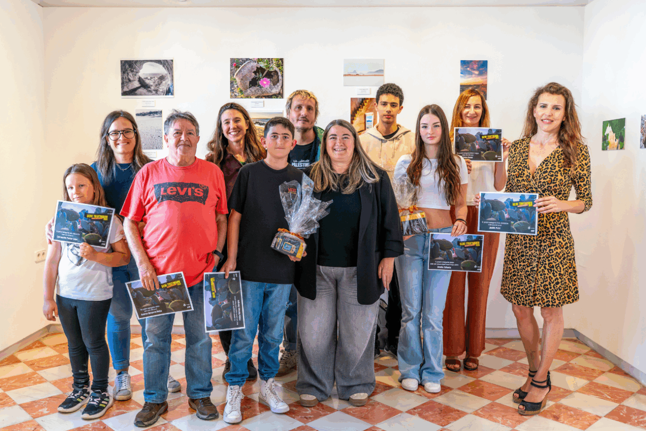 Los ganadores del concurso con sus obras expuestas (fondo) (Foto Cultura de Formentera) Los ganadores del concurso con sus obras expuestas (fondo) (Foto Cultura de Formentera)