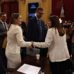 Marga Prohens (Presidenta del Govern) se saluda con Manuela Cañadas, la portavoz de VOX. Archivo.