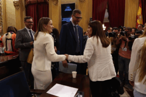 Marga Prohens (Presidenta del Govern) se saluda con Manuela Cañadas, la portavoz de VOX. Archivo.