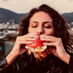 Mujer comiendo una hamburguesa en la azotea de Unexpected Ibiza Hotel