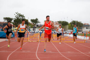 Quique Llopis vuela en el 110 metros vallas