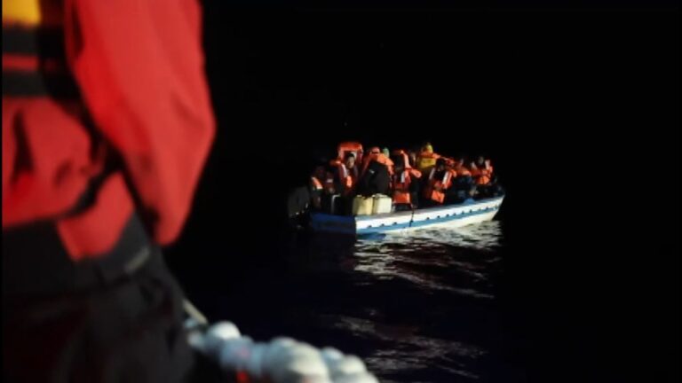 Rescate de una patera con inmigrantes. Archivo