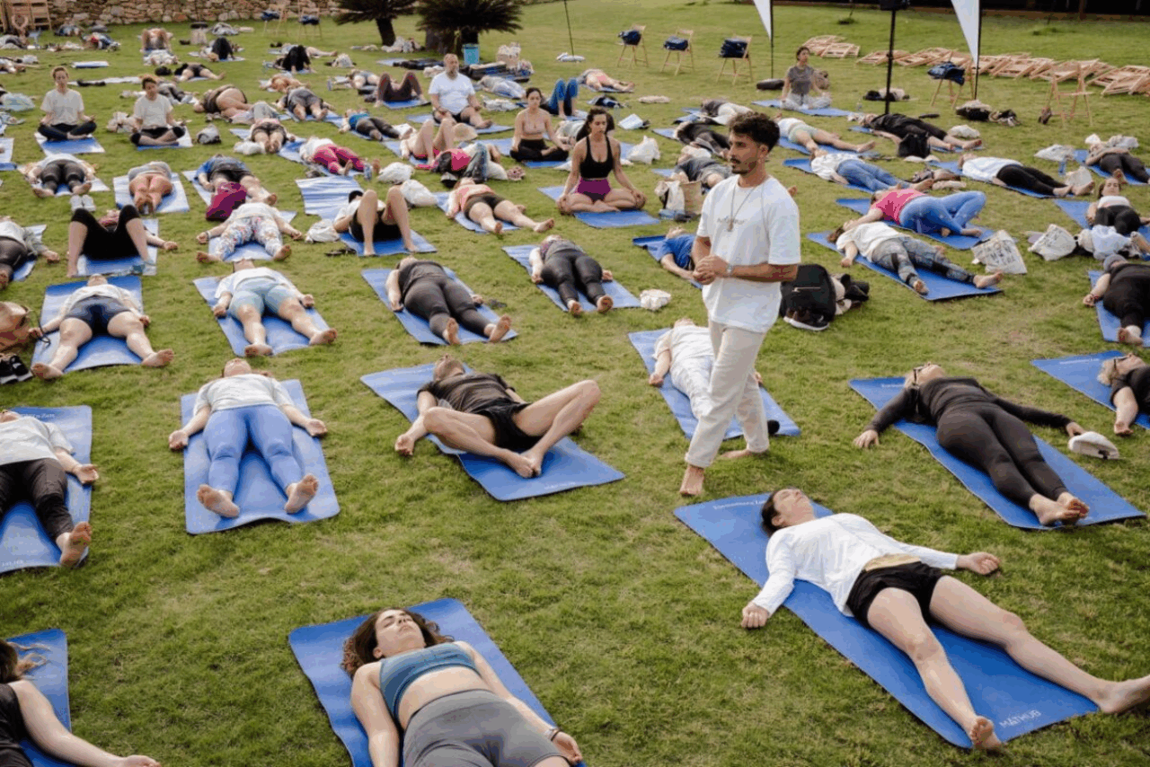 Sesión de yoga en Formentera Zen 2024 Sesión de yoga en Formentera Zen 2024