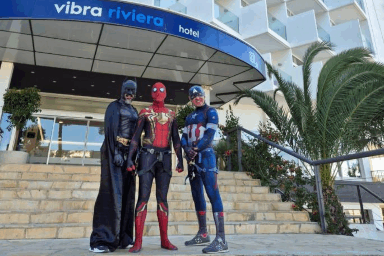 Superhéroes frente al Hotel Vibra Riviera