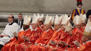 Un grupo de cardenales en la misa que dio inicio al c&oacute;nclave en Roma