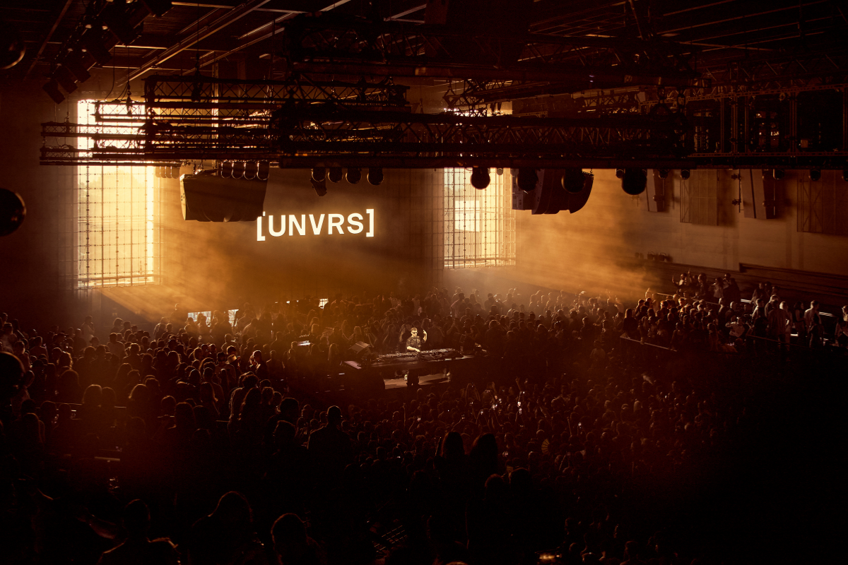 Un momento en la noche del opening de UNVRS Un momento en la noche del opening de UNVRS