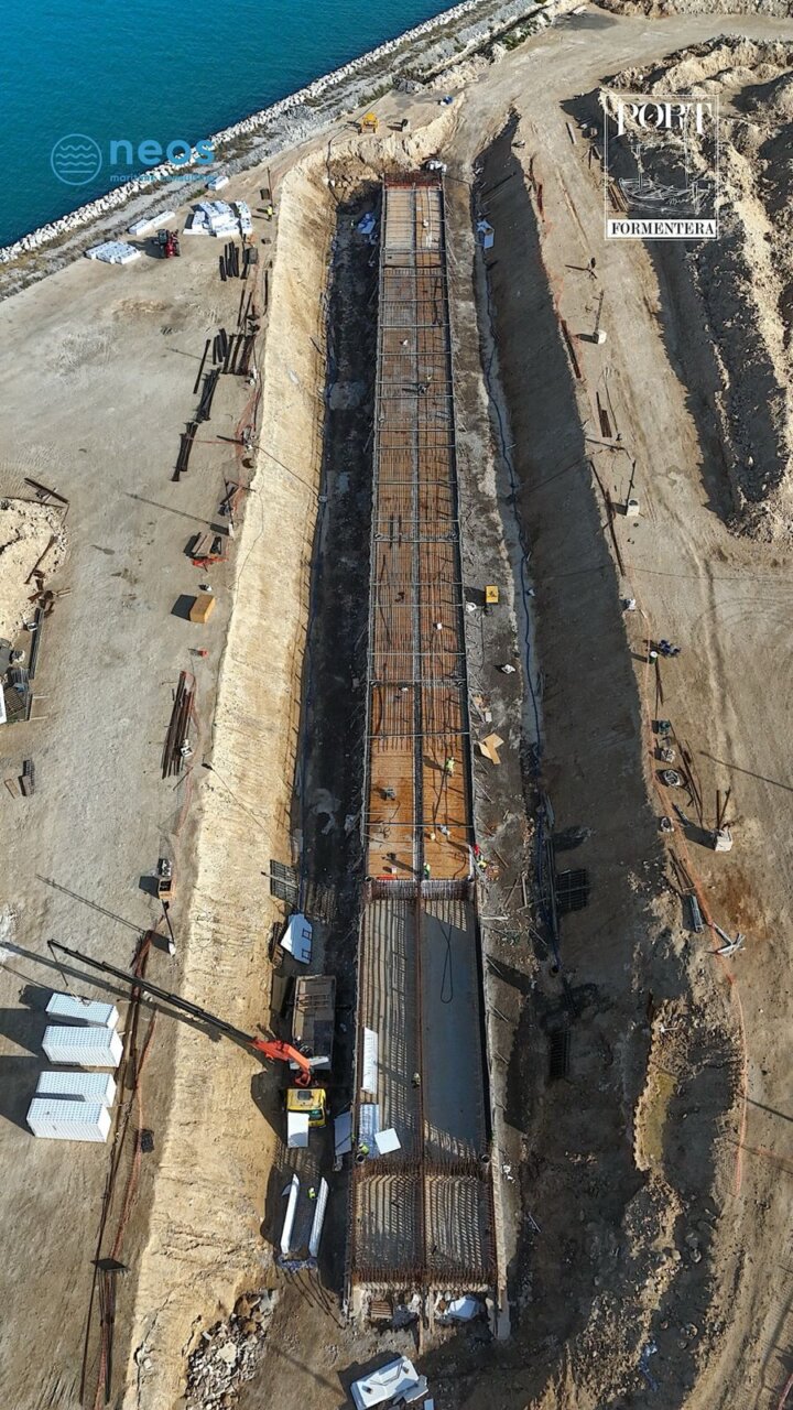 Dique flotante en construcción. Dique flotante en construcción.