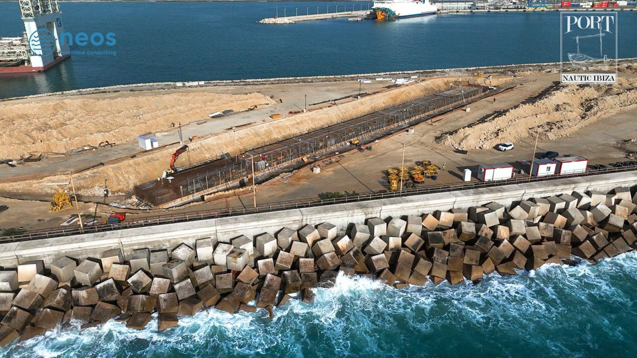 Dique flotante en construcción. Dique flotante en construcción.