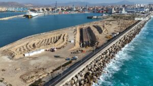 Dique flotante en construcci&oacute;n.