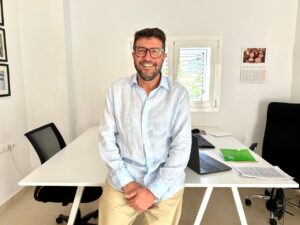 Agust&iacute; Sintes, en la redacci&oacute;n de La Voz de Ibiza.