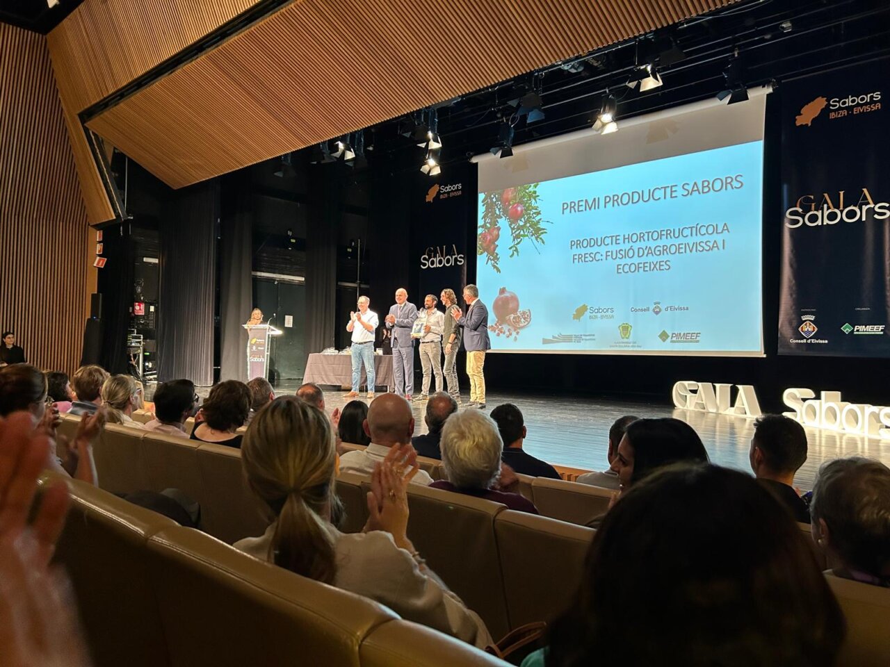 La cooperativa recibiendo el premio Sabors d'Eivissa. La cooperativa recibiendo el premio Sabors d'Eivissa.