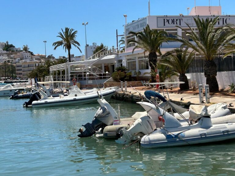 Los primeros barcos trasladados de regreso a Port Nàutic Ibiza .