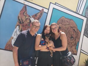 Cachorro abandonado y adoptado.