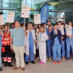 Cerca de 200 médicos de Baleares se concentran frente a los hospitales para mostrar su rechazo al nuevo estatuto marco