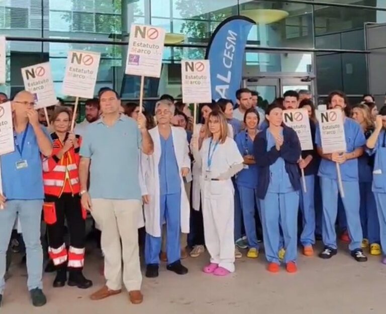 Cerca de 200 médicos de Baleares se concentran frente a los hospitales para mostrar su rechazo al nuevo estatuto marco