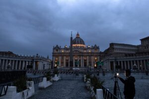 Un periodista grabando frente a la bas&iacute;lica de San Pedro
