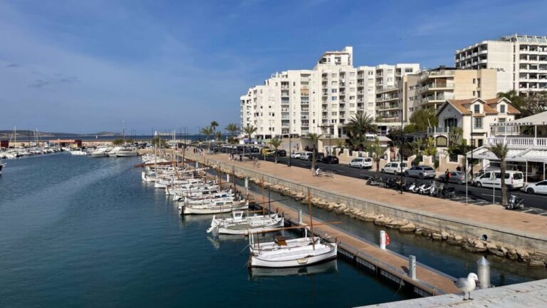 Un informe confirma que la Bahía de Portmany mantiene un nivel de bacterias bajo